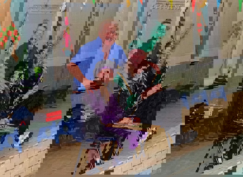 Bezoek van Pieten tijdens de Zwem4daagse 2025