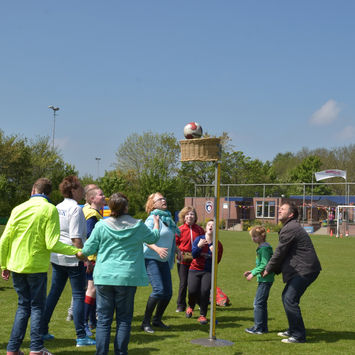 Spelen op het grasveld met stichting GGK